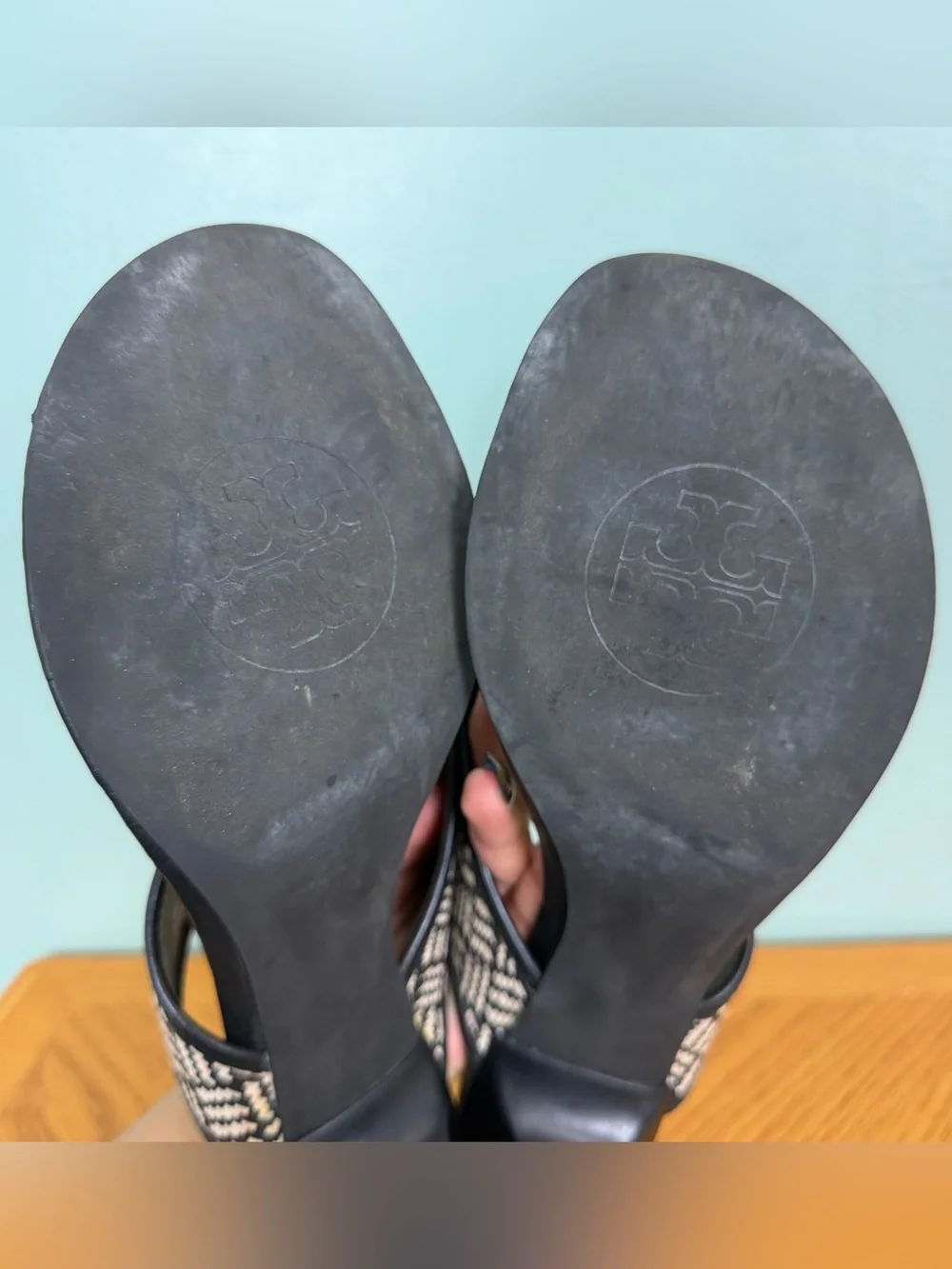 Tory Burch Fete Woven Raffia Logo Detail Thong Sandal Kitten Heel Black White